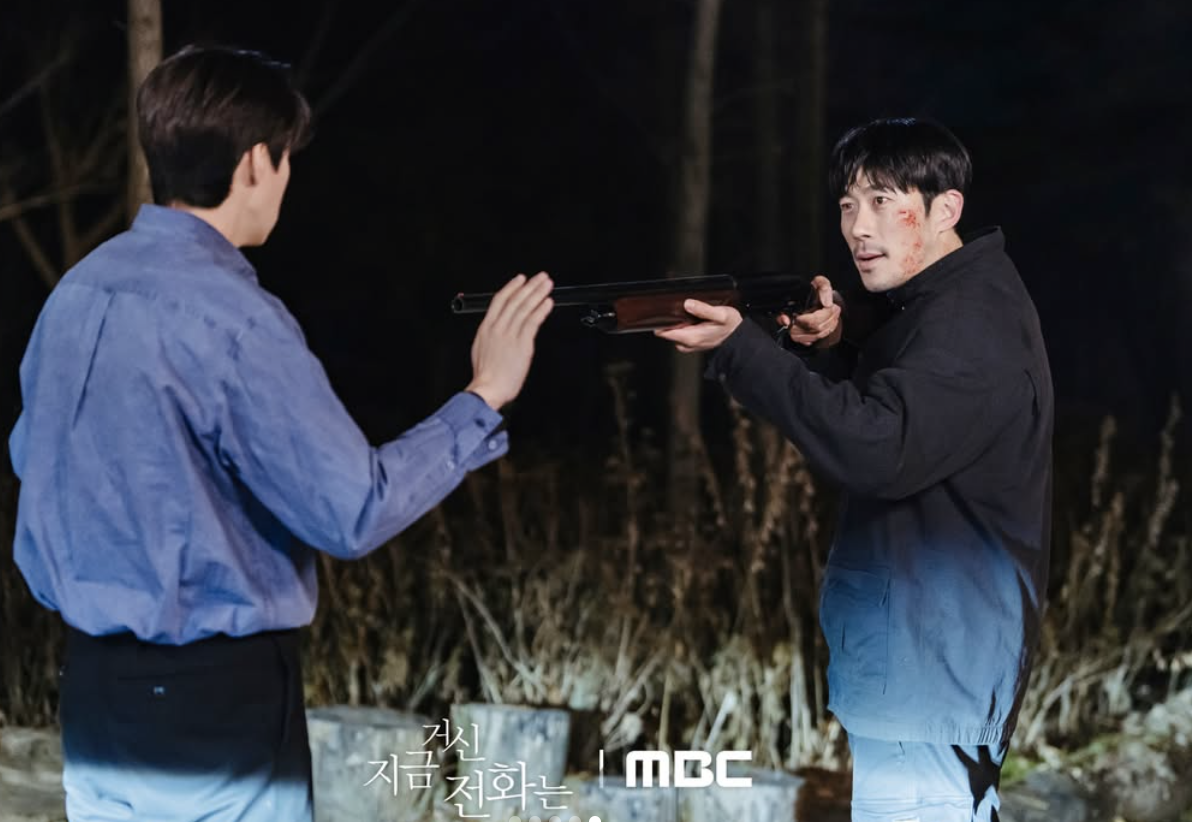 When The Phone Rings Episode 11, Baek Sa Eon berhadapan dengan pelaku penculikan. (Instagram MBC Drama Now) - Image