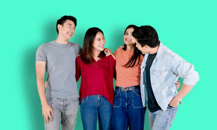 Ilustrasi beberapa orang menikmati momen bersama dengan teman terdekat. (Freepik) - Image