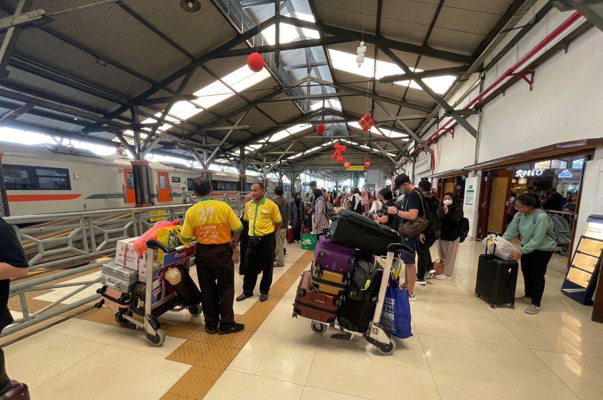 Kepadatan penumpang di Stasiun Surabaya Pasar Turi. (Humas Daop 8 Surabaya) - Image