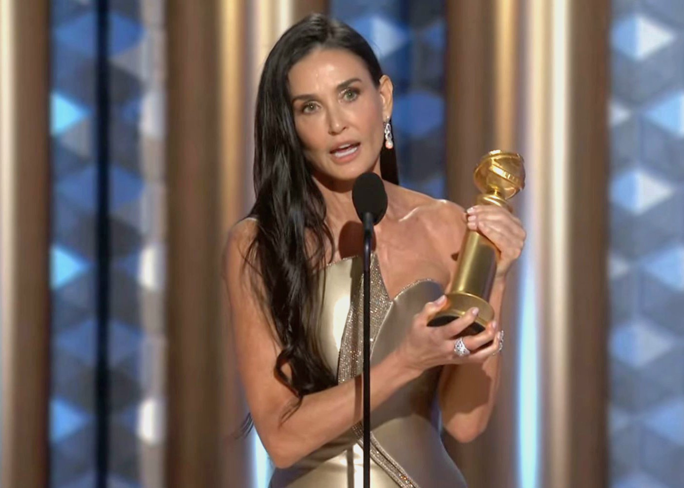 Demi Moore terharu saat meraih piala Golden Globes pertamanya. (EW) - Image
