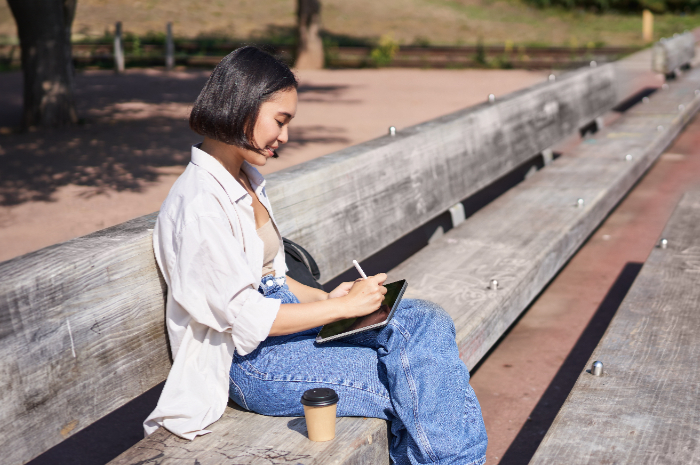 Ilustrasi, kebiasaan seorang introvert di tempat umum. Freepik/ benzoix. - Image