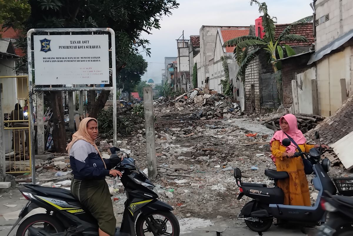 Lahan milik Pemkot Surabaya kini kosong setelah dibongkar Satpol PP. (Juliana Christy/Jawa Pos) - Image