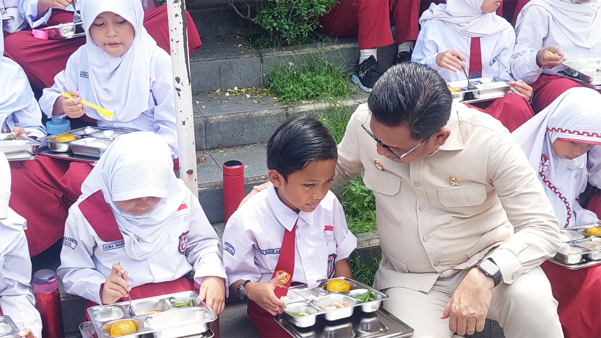 Komunikasi Kepresidenan (PCO) meninjau pelaksanaan perdana program Makan Bergizi Gratis (MBG) ke sejumlah sekolah di Kebayunan, Tapos, Kota Depok, Senin (6/1). (Istimewa) - Image
