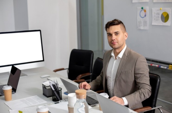 Ilustrasi orang dengan tipe MBTI yang bakal masuk dalam jajaran pengusaha sukses, di mana mereka dikenal visioner./Freepik. - Image