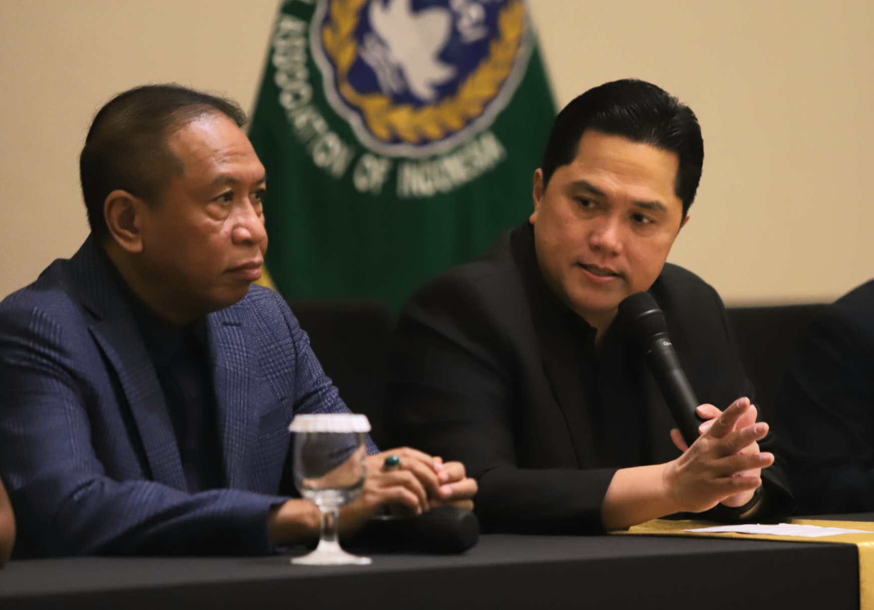 Ketua Umum PSSI Erick Thohir bersama jajaran pimpinan lainnya saat konferensi pers pemecatan Shin Tae-yong di Jakarta, Senin (6/1/2025). (Dery Ridwansah/ JawaPos.com) - Image