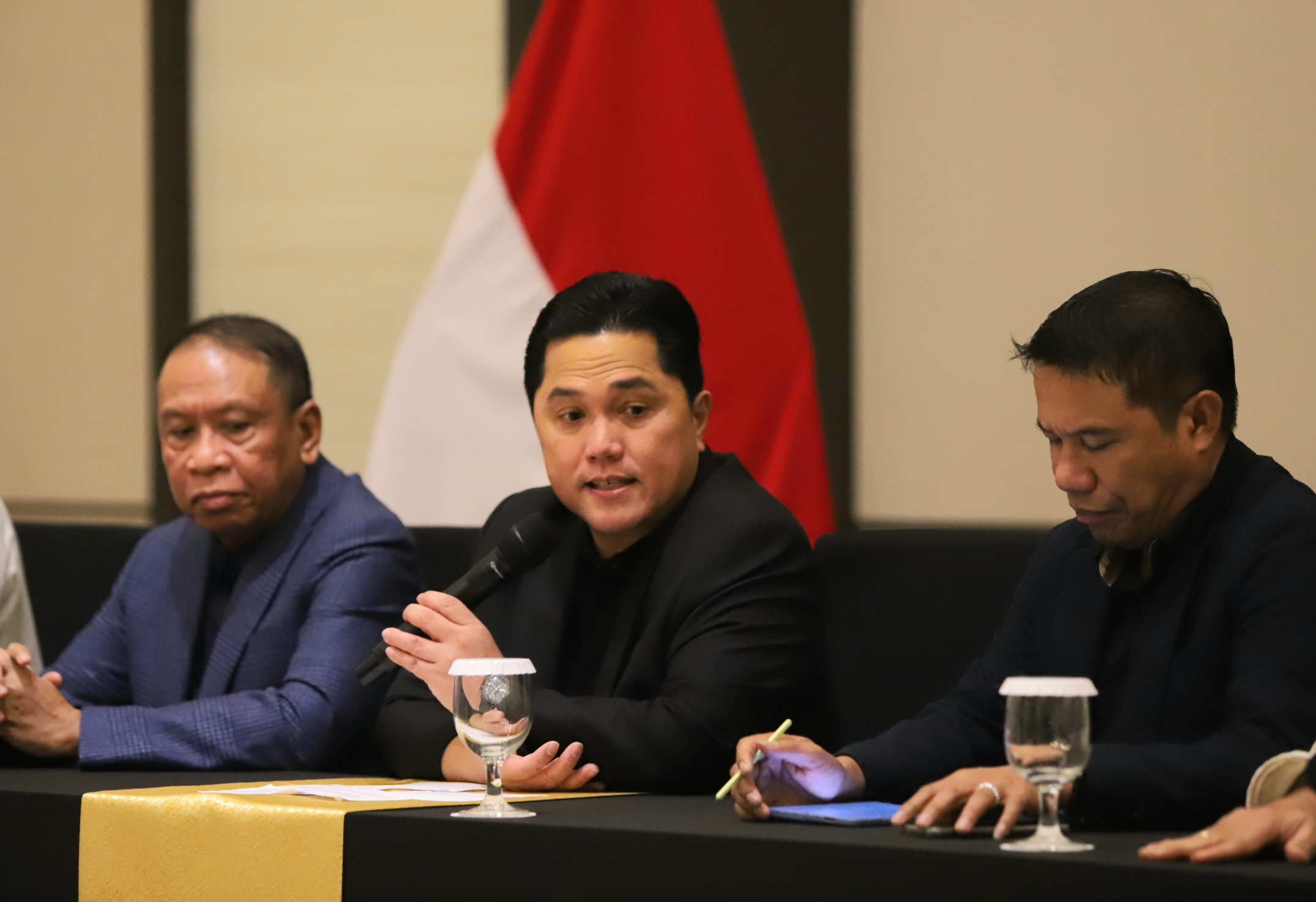 Ketua Umum PSSI Erick Thohir bersama jajaran pimpinan lainnya saat konferensi pers pemecatan Shin Tae-yong di Jakarta, Senin (6/1/2025). (Dery Ridwansah/ JawaPos.com) - Image