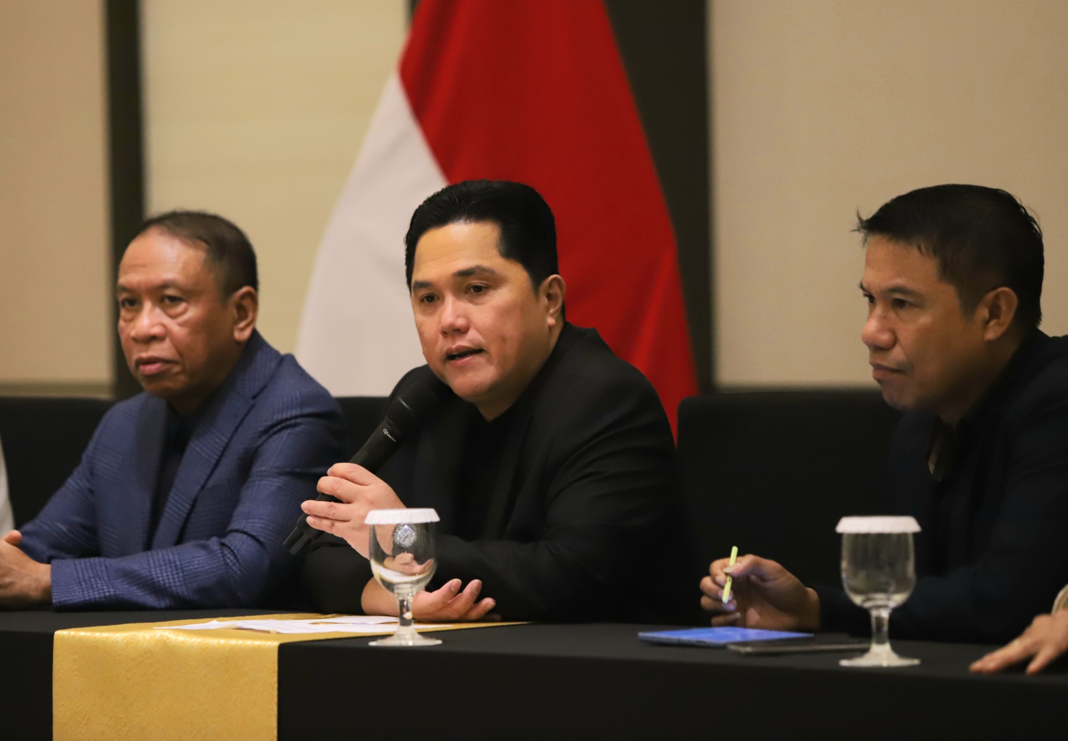 Ketua Umum PSSI, Erick Thohir blak-blakan mengenai alasan di balik keputusan federasi memecat Shin Tae-yong sebagai pelatih Timnas Indonesia. (Dery Ridwansah/ JawaPos.com) - Image