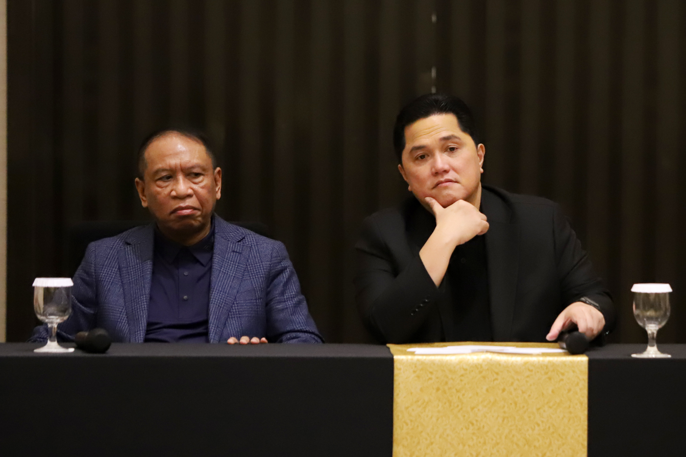 Wakil Ketua Umum PSSI Zainudin Amali (kiri) mendampingi Ketua Umum PSSI Erick Thohir. (Dery Ridwansah/JawaPos.com) - Image