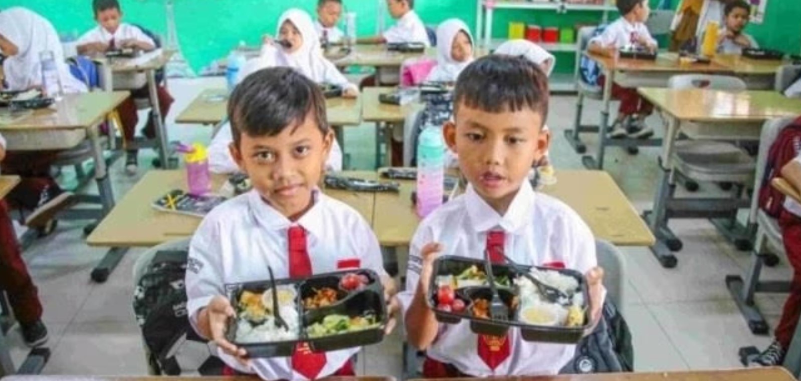 Siswa yang sedang mengikuti program makan bergizi gratis. - Image