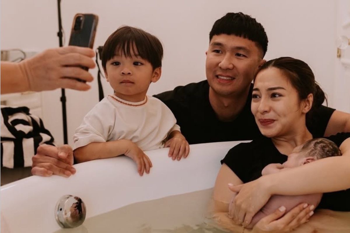 Momen hangat persalinan Nikita Willy dengan dukungan penuh dari keluarga. (Instagram @nikitawillyofficial94) - Image
