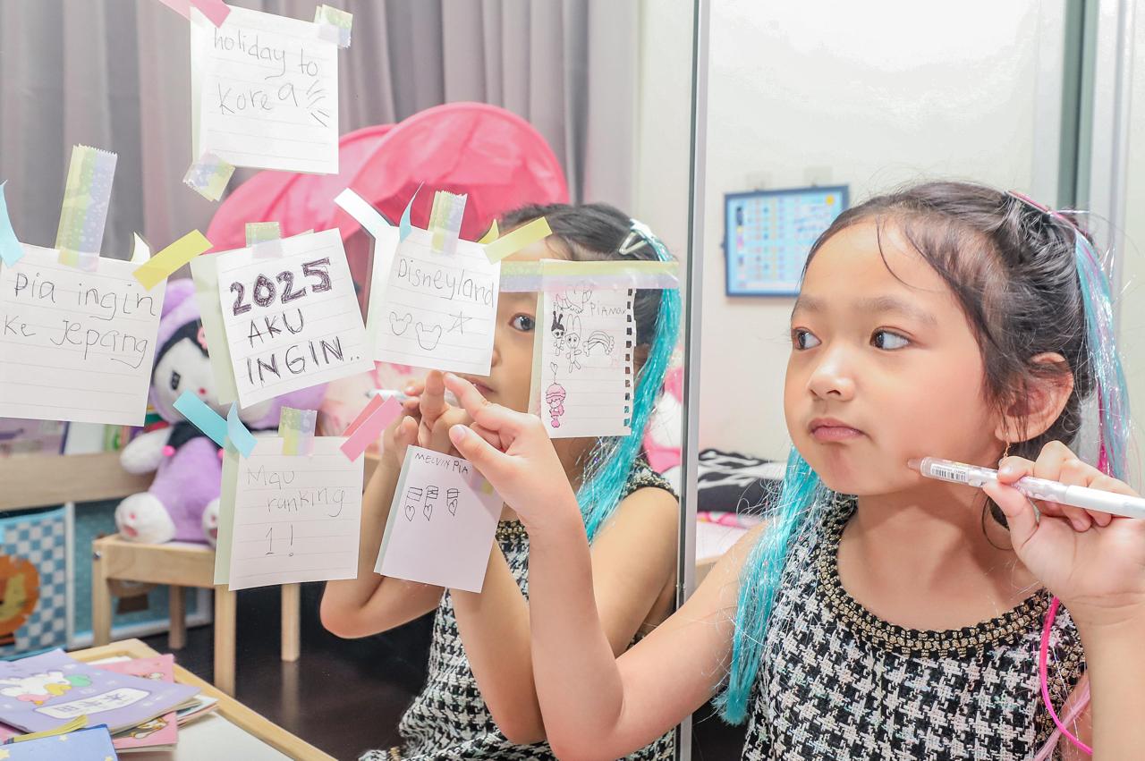 AKU INGIN: Diperagakan model, Mikayla Alesha menuliskan beberapa resolusi yang ingin dicapai pada 2025. (Foto: RIANA SETIAWAN/JAWA POS) - Image