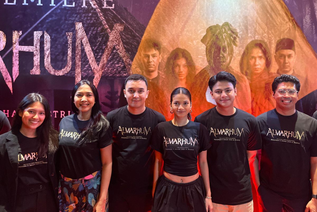 Film Almarhum siap meramaikan industri perfilman Tanah Air, tayang di bioskop mulai Kamis (9/1). (Istimewa) - Image