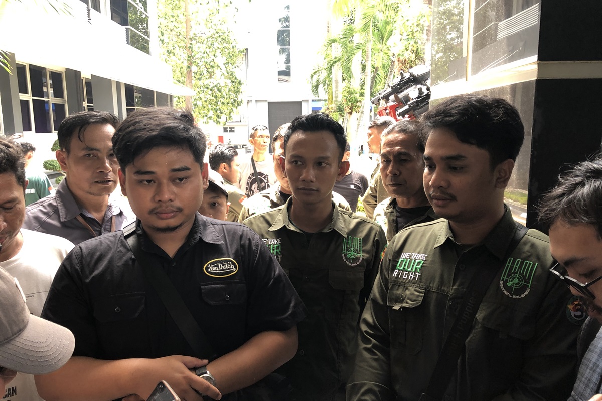 Dua anak korban penembakan, Adik Rizki Agam Saputra dan Agam Muhammad Nazrudin, menceritakan peristiwa penembakan yang merenggut nyawa ayah mereka. (Syahrul Yunizar/JawaPos.com) - Image