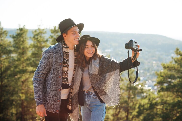 Pasangan sedang melakukan foto selfie saat liburan/ Freepik - Image
