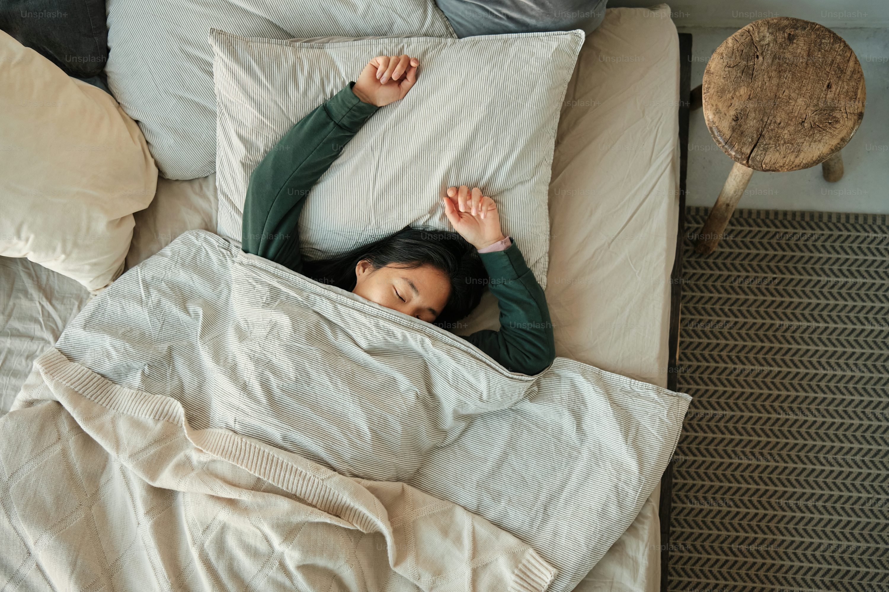 Seseorang dengan posisi tidur bintang laut. (Unsplash) - Image