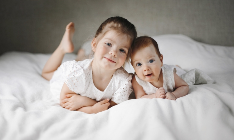 ilustrasi kakak dan adik bayi - Image