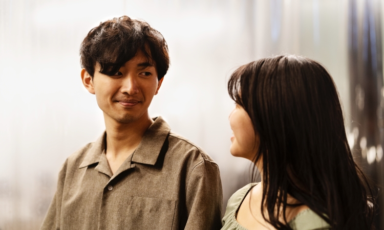 ilustrasi wanita memberi sinyal pada pria - Image