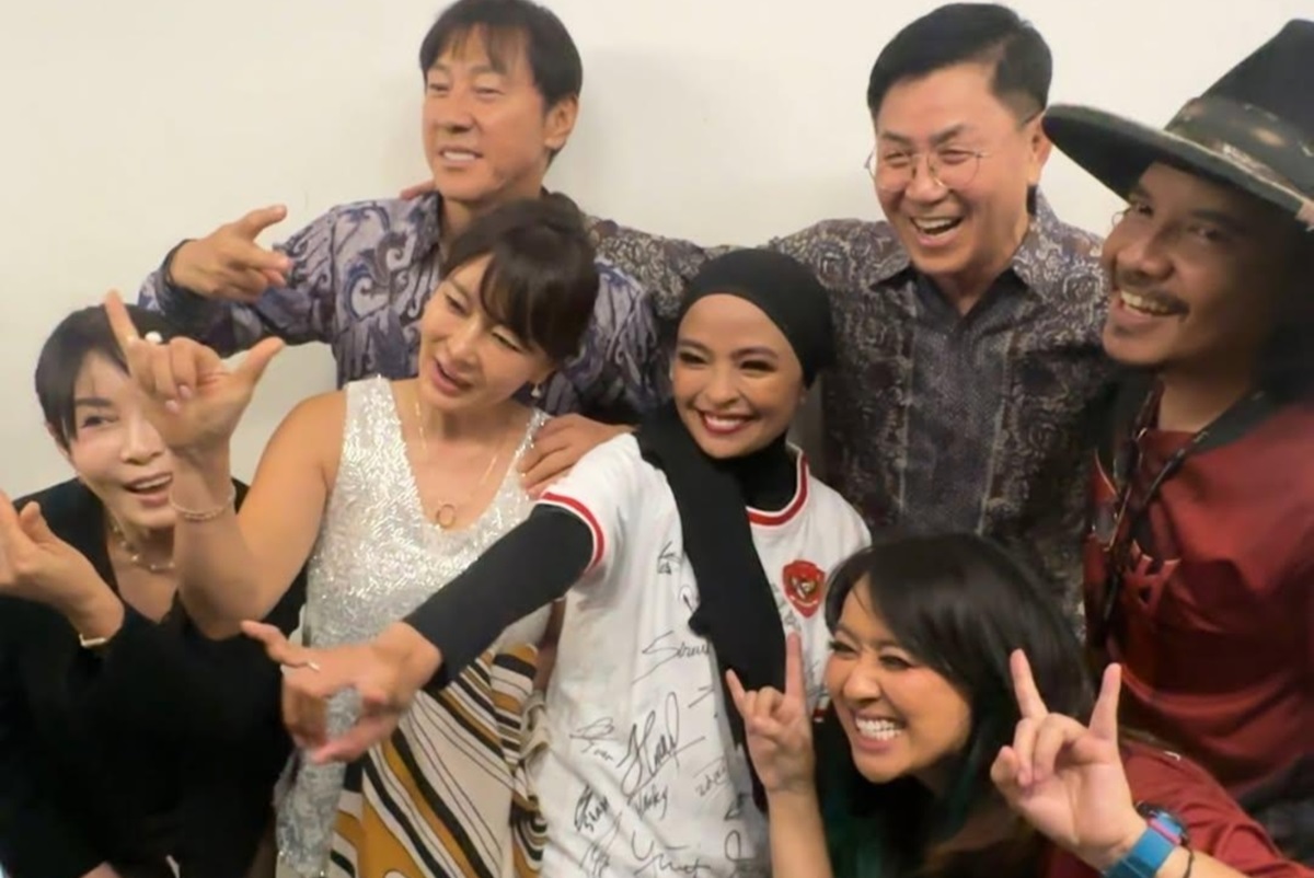 Momen kebersamaan personel Kotak dengan Shin Tae-yong. (Instagram: tantrisyalindri) - Image