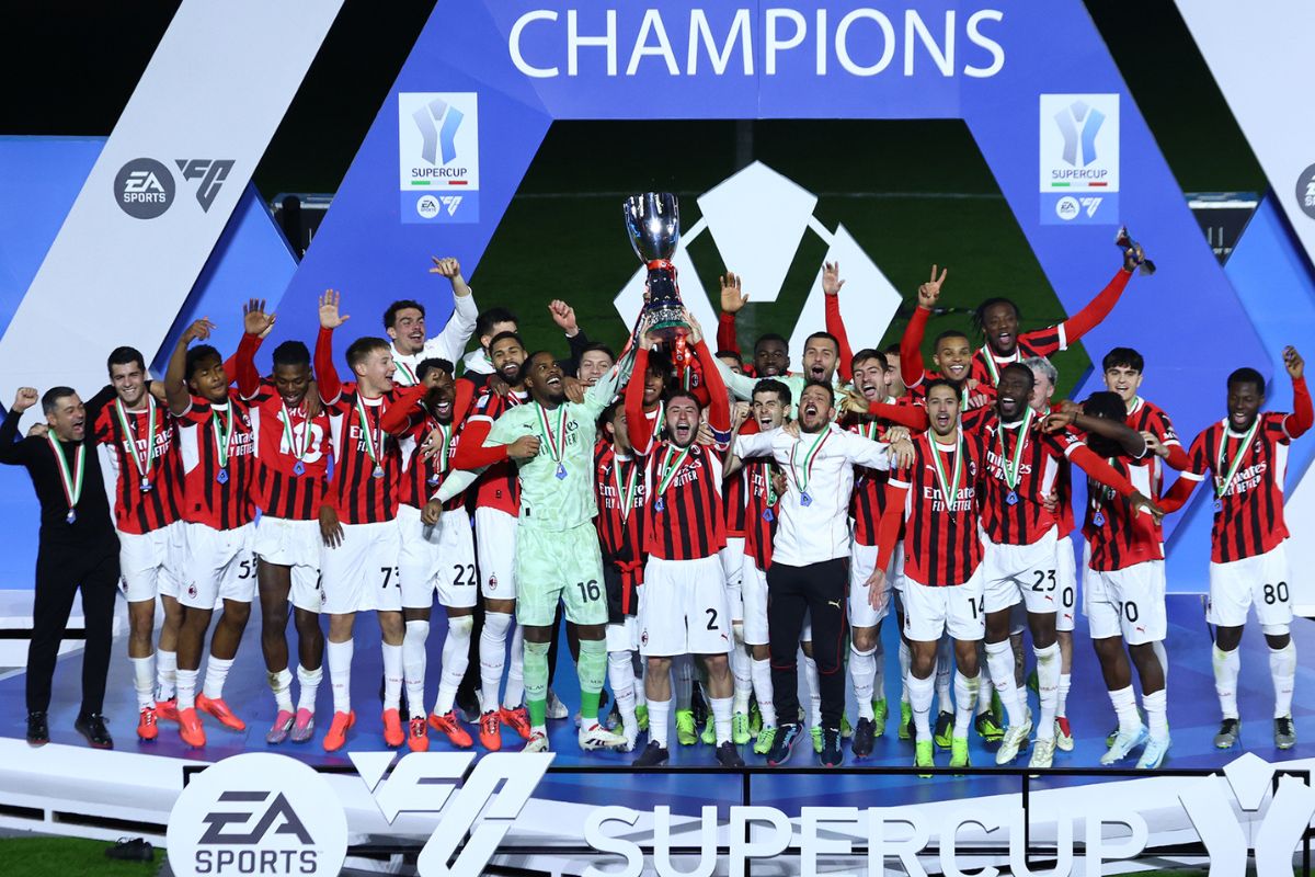 AC Milan meraih gelar Piala Super Italia kedelapan kalinya. (acmilan.com) - Image