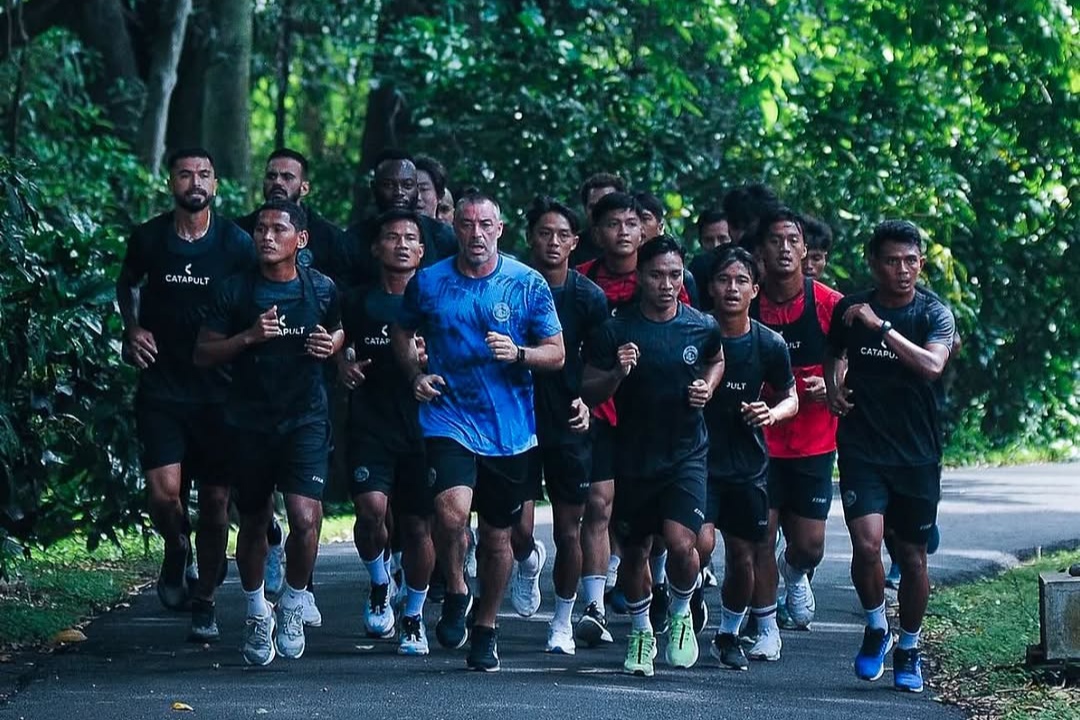 Ze Gomes saat memimpin latihan fisik para pemain Arema FC. (Instagram/@zegomes18) - Image