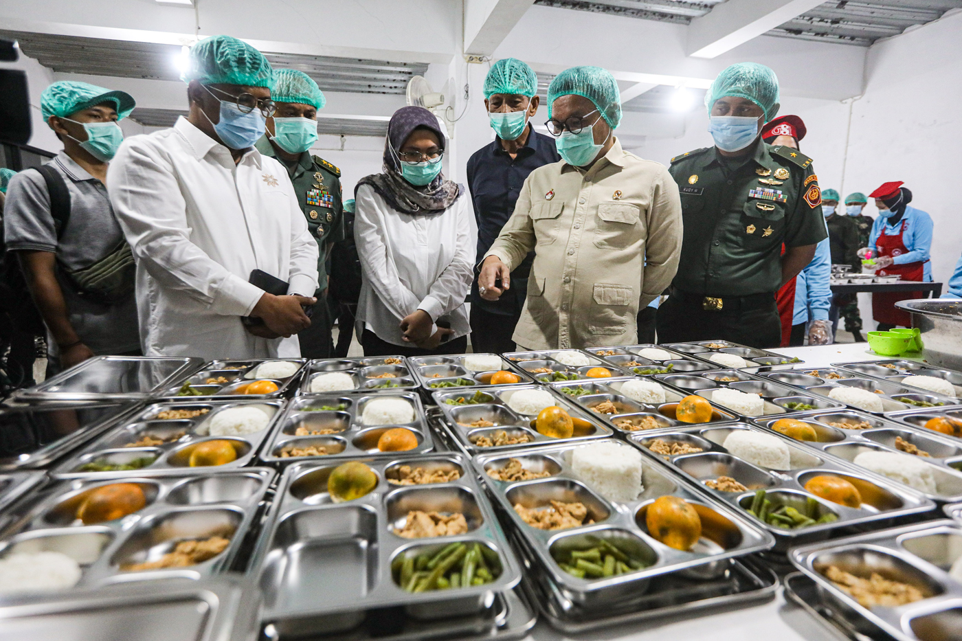 Gubernur Lemhannas Ace Hasan Syadzily (kedua kanan) melihat proses persiapan Makan Bergizi Gratis di Satuan Pelayanan Pemenuhan Gizi (SPPG) Dapur Kebayunan, Depok, Jawa Barat, Senin (6/1/2025). (Salman Toyibi/Jawa Pos) - Image