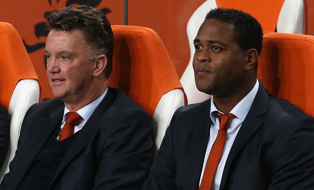 Patrick Kluivert dan Louis van Gaal sewaktu memimpin skuad Belanda di Piala Dunia 2014. (ibtimes.co.uk) - Image