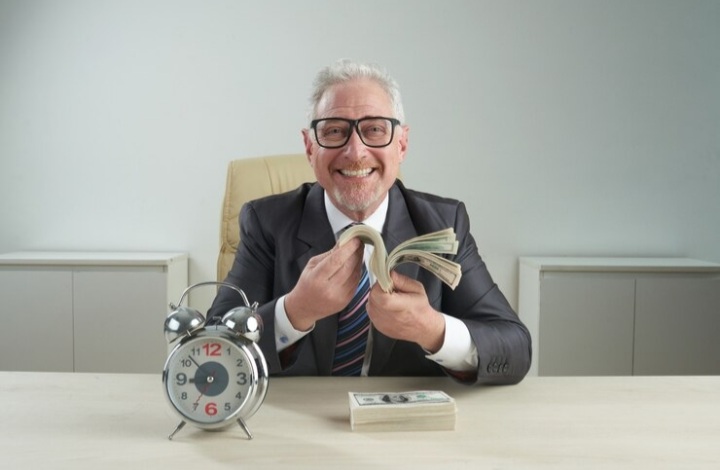 Ilustrasi orang dengan weton yang hidupnya makmur dan kaya raya saat menginjak usia 48 hingga 54 tahun. - Image