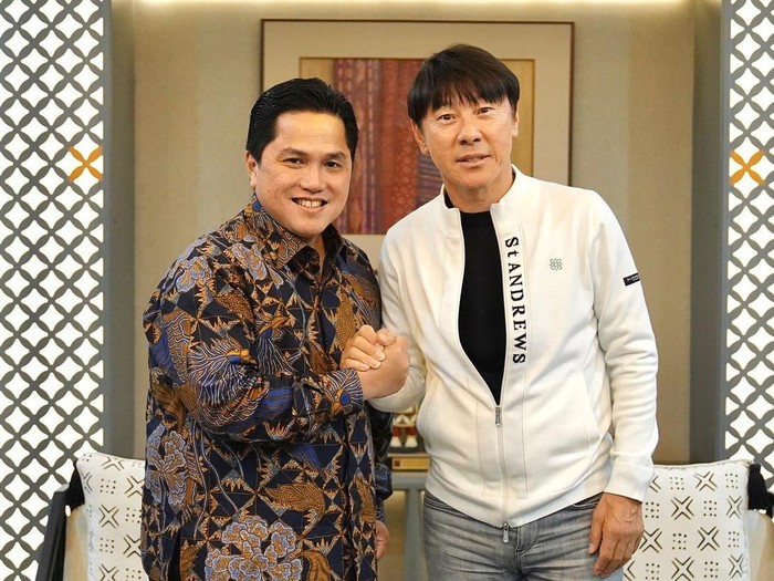 Mantan pelatih timnas Indonesia, Shin Tae-yong berfoto dengan ketua PSSI, Erick Thohir. (Instagram: @erickthohir) - Image