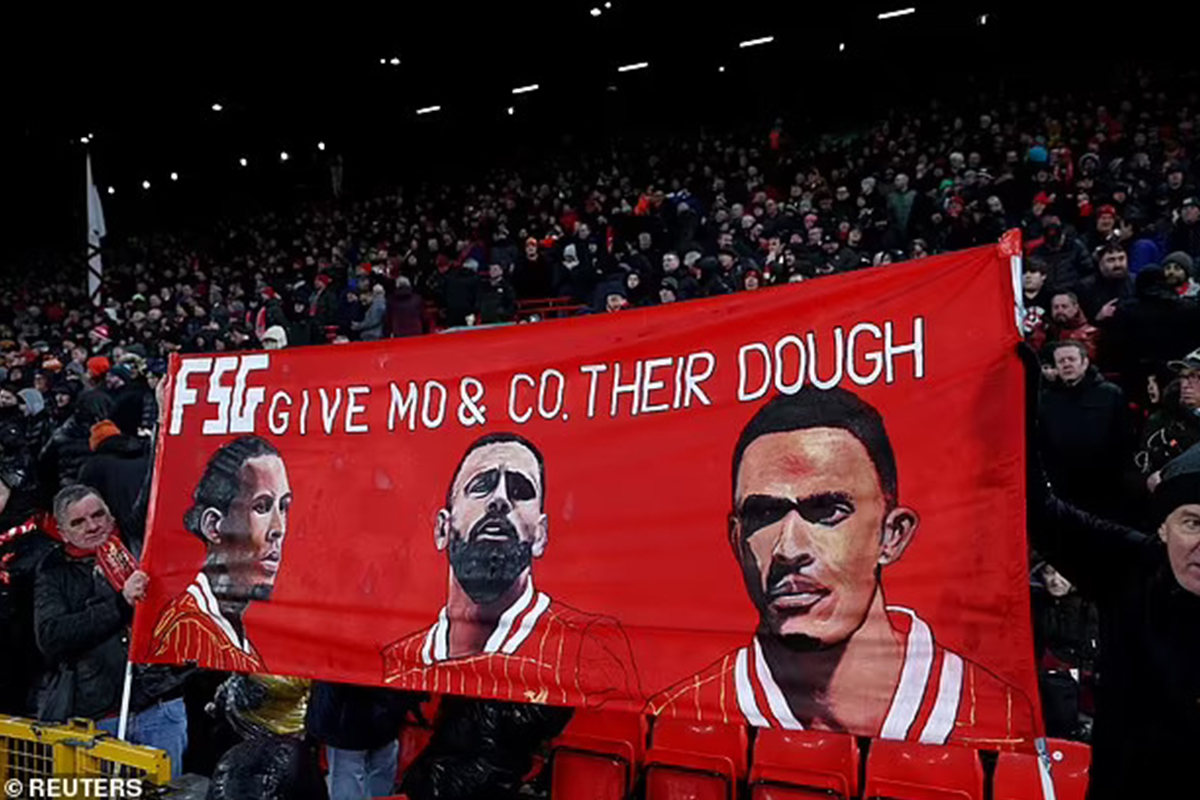 TAK RELA: Suporter Liverpool FC membentangkan spanduk di Anfield yang mendesak FSG memperbarui kontrak 3 pemain. (Reuters ) - Image