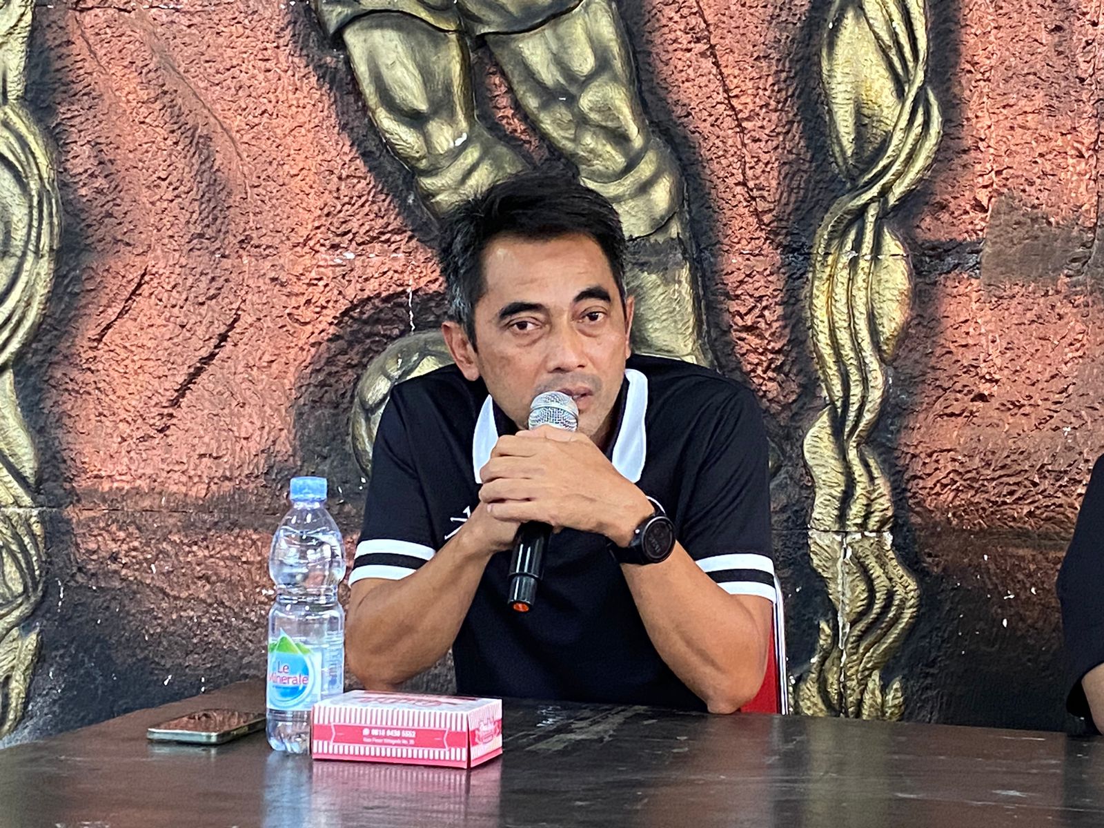 Seto Nurdiantoro saat konferensi pers bersama PSIM Jogja, beberapa waktu lalu. (Ariq Fajar Hidayat/JawaPos.com) - Image