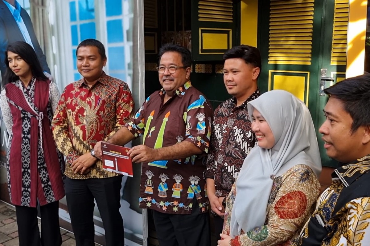Ketua KPU DKI Jakarta Wahyu Dinata mengantarkan undangan penetapan pemenang Pilkada kepada Wakil Gubernur DKI Jakarta Rano Karno di rumahnya di kawasan Lebak Bulus, Jakarta Selatan, Selasa (7/1). - Image