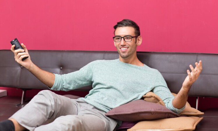 Ilustrasi pria yang suka menunda pekerjaan. (Freepik) - Image