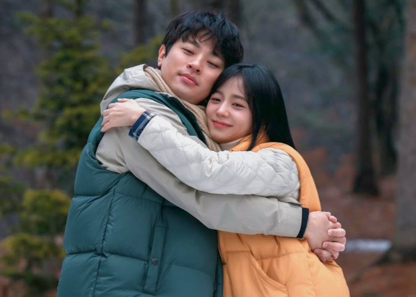 ark Jung-min dan Jisoo Blackpink di serial Newtopia. (IMDb) - Image