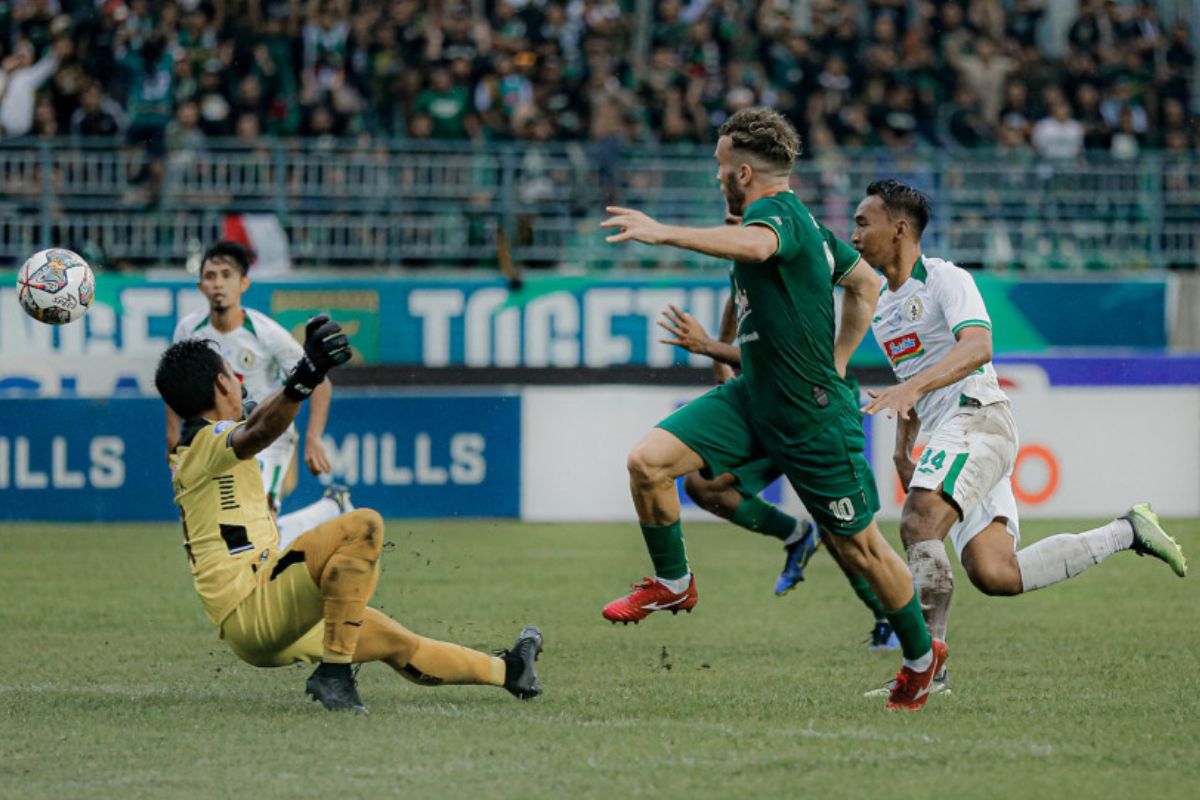 Ze Valente tak pernah menyangka akan mencetak gol perdana untuk Persebaya Surabaya melawan mantan timnya, PSS Sleman. (Media Persebaya) - Image