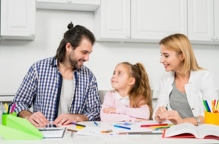 Ilustrasi orang tua yang membesarkan anak berkepribadian introvert./Freepik. - Image