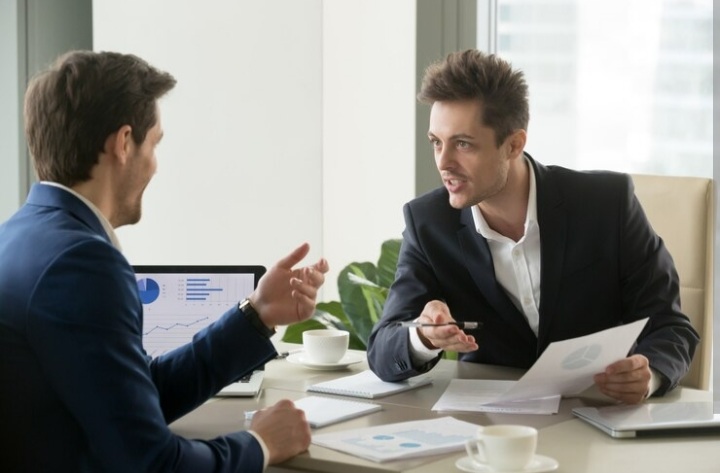 Ilustrasi seorang manipulator ulung yang selalu berusaha untuk mengendalikan orang lain. - Image