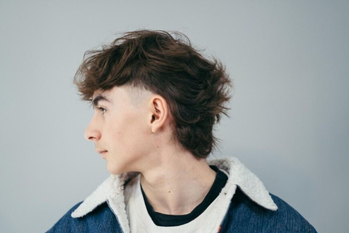 Ilustrasi gaya rambut pria keren dan terbaru pada 2025. (Freepik) - Image