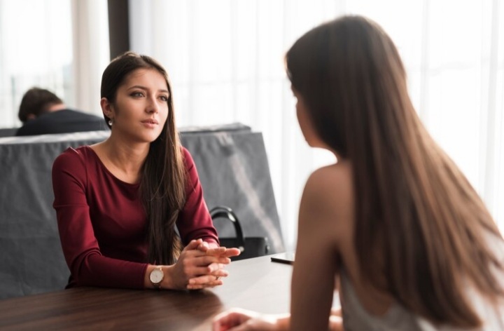 Ilustrasi seseorang yang sangat mahir dalam membaca orang lain hanya dari gerak-geriknya./Freepik. - Image