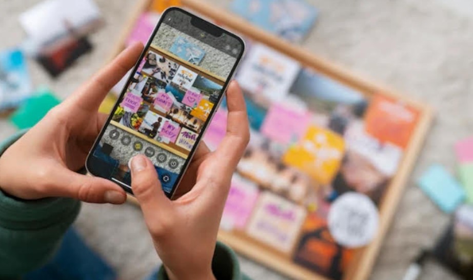 Ilustrasi menggunakan media sosial. (Freepik) - Image