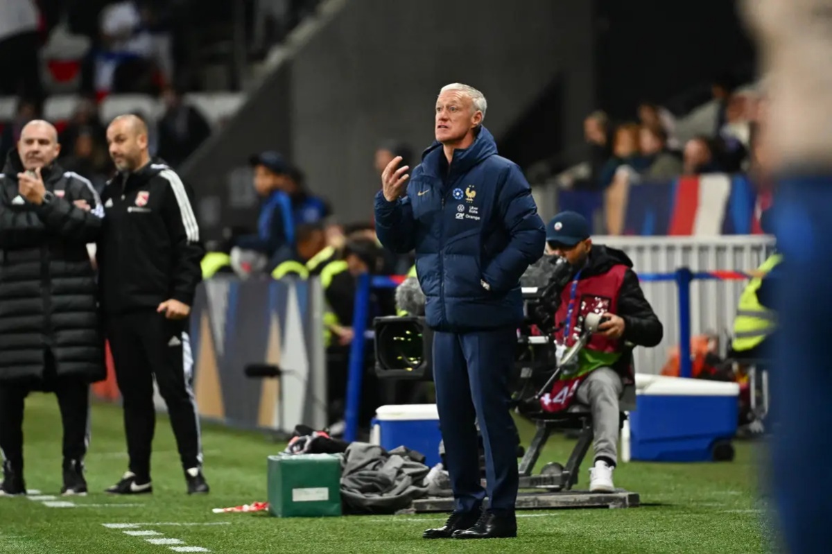 Didier Deschamps memberikan instruksi di pinggir lapangan. (France Football Federation) - Image
