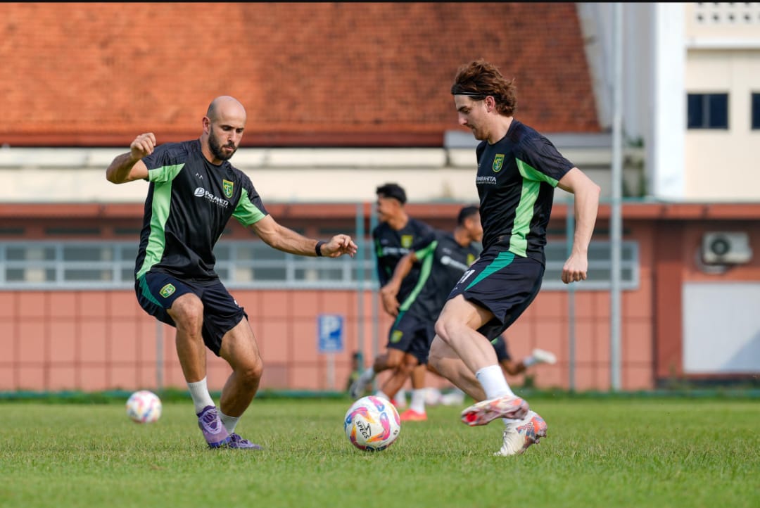 Mohammed Rashid dan Dime Dimov dalam Sesi Latihan Green Force yang dipimpin Coach Paul Munster. (Media Persebaya) - Image