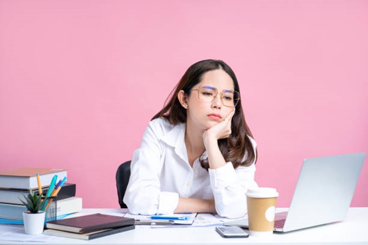Ilustrasi orang bosan walaupun ada banyak pekerjaan. (iStock) - Image