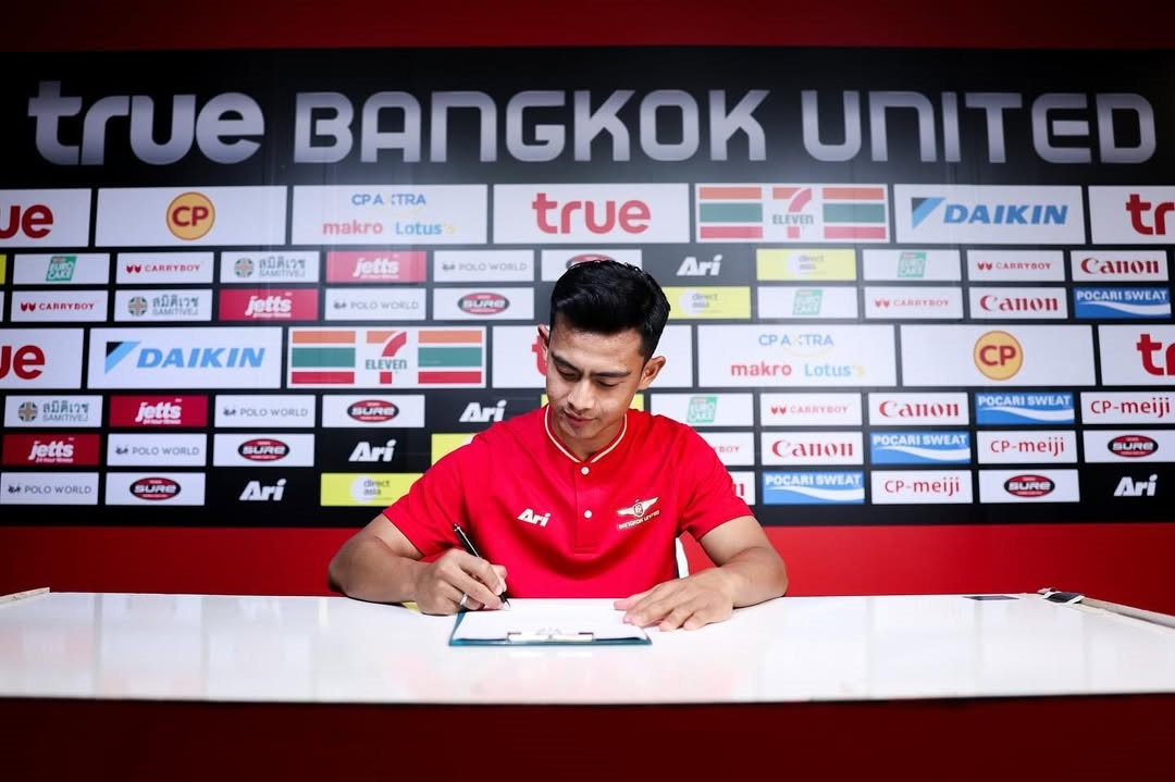 Pratama Arhan tanda tangan kontrak bersama Bangkok United pada Selasa (7/1). (Instagram Pratama Arhan) - Image
