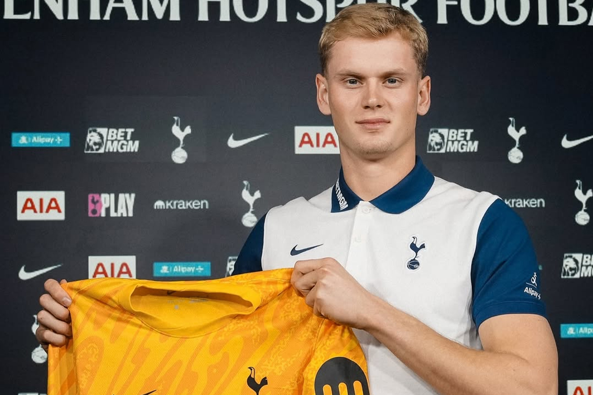 Tottenham berhasil mengamankan jasa Antonin Kinsky di bursa transfer musim dingin 2024/25. (Instagram/spursofficial) - Image