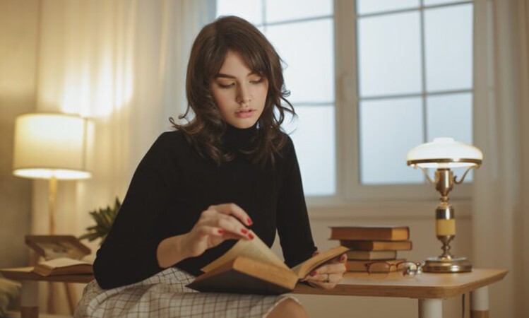 Ilustrasi wanita sedang membaca buku. (Freepik) - Image