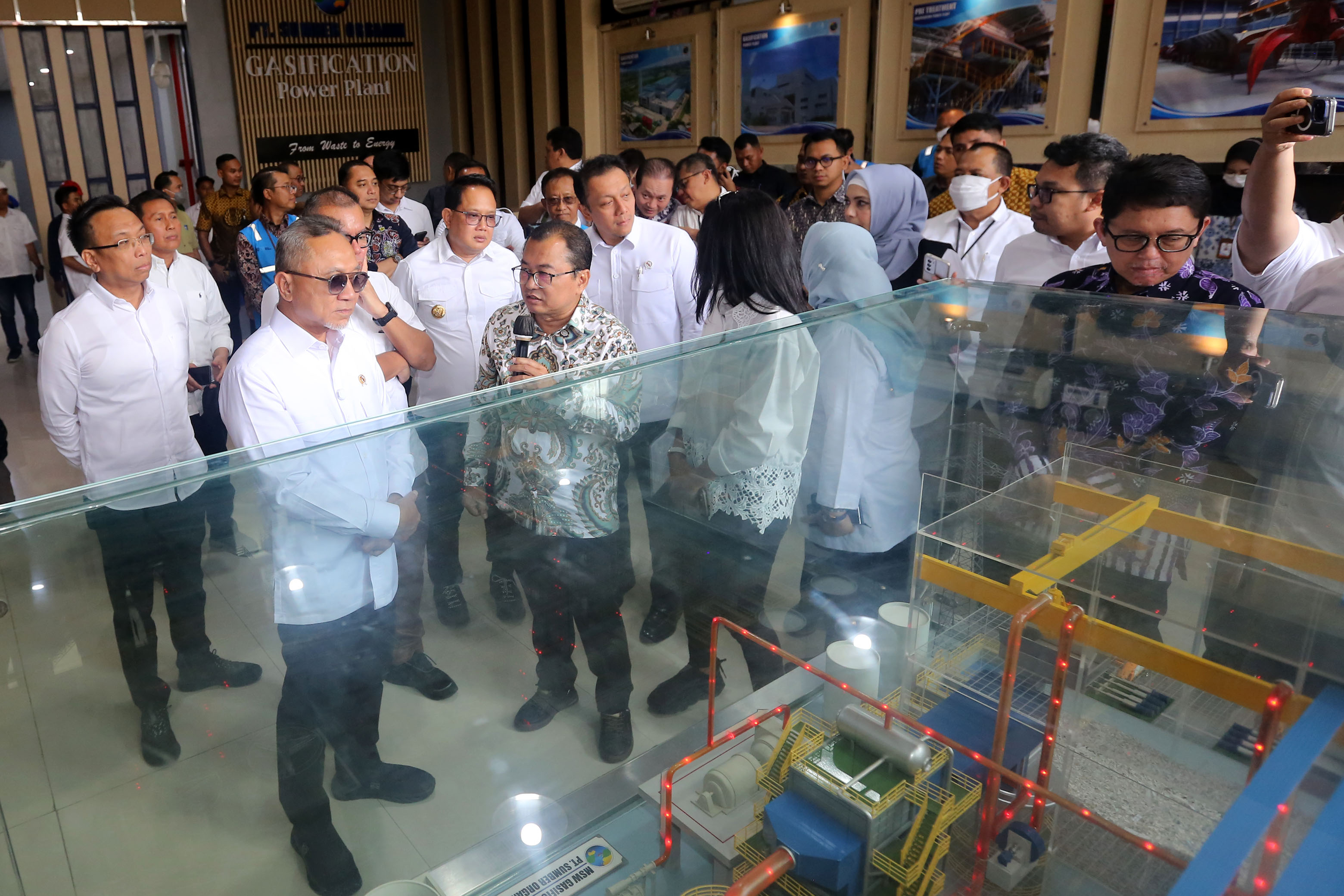 Menko Pangan Zulkifli Hasan saat melakukan kunjungan kerja ke TPA Benowo, Selasa (7/1). (Humas Pemkot Surabaya) - Image