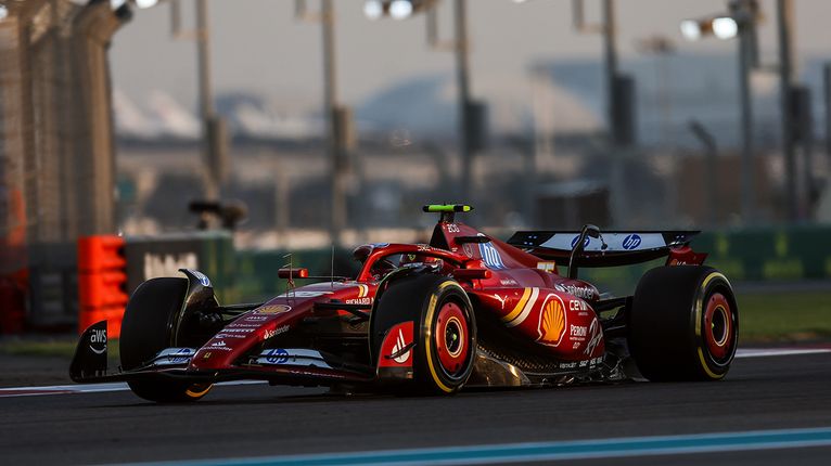 Carlos Sainz, Pembalap Tim Ferrari dalam kualifikasi GP Abu Dhabi 2024. (Ferrari.com) - Image