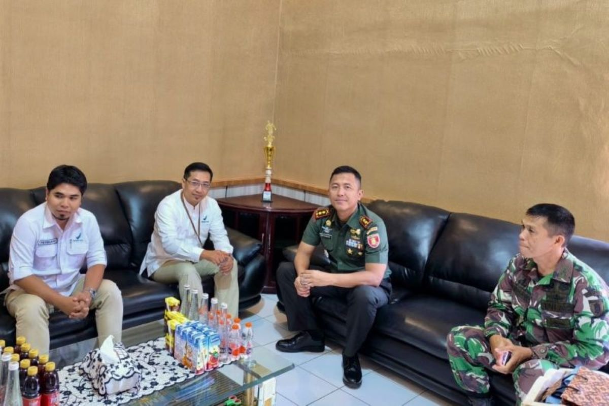 Komandan Kodim 1002/HST Letkol Inf Fery Perbawa (dua dari kanan) dan BPOM Tabalong berkoordinasi terkait program makan bergizi gratis (MBG). (Pendim HST/Antara) - Image