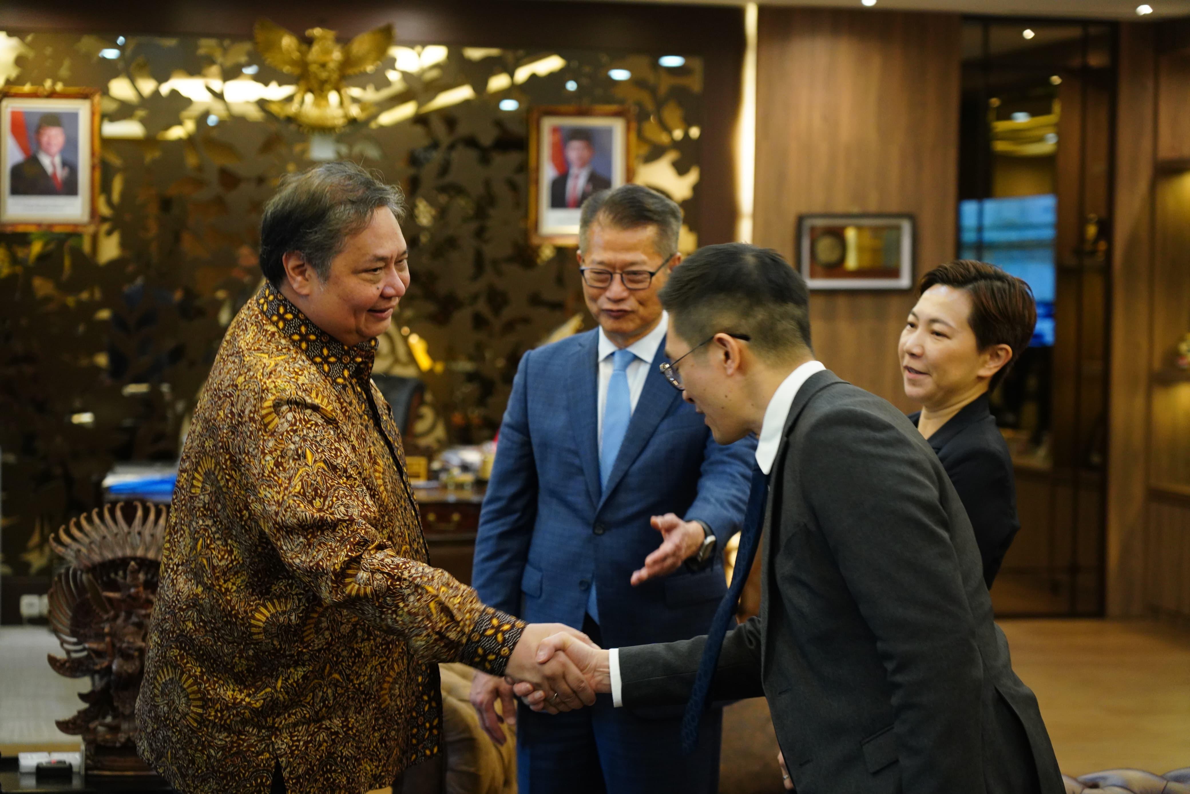 Menteri Koordinator Bidang Perekonomian Airlangga Hartarto menggelar pertemuan dengan Financial Secretary Hong Kong Special Administrative Region (HKSAR) Paul Chan. (Istimewa). - Image