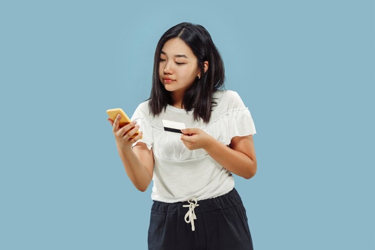 Ilustrasi orang klaim saldo Dana kaget secara gratis. (Freepik) - Image